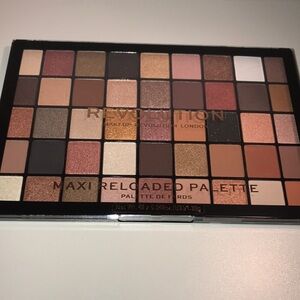 Revolution Maxi Reload Eyeshadow Palette large it up